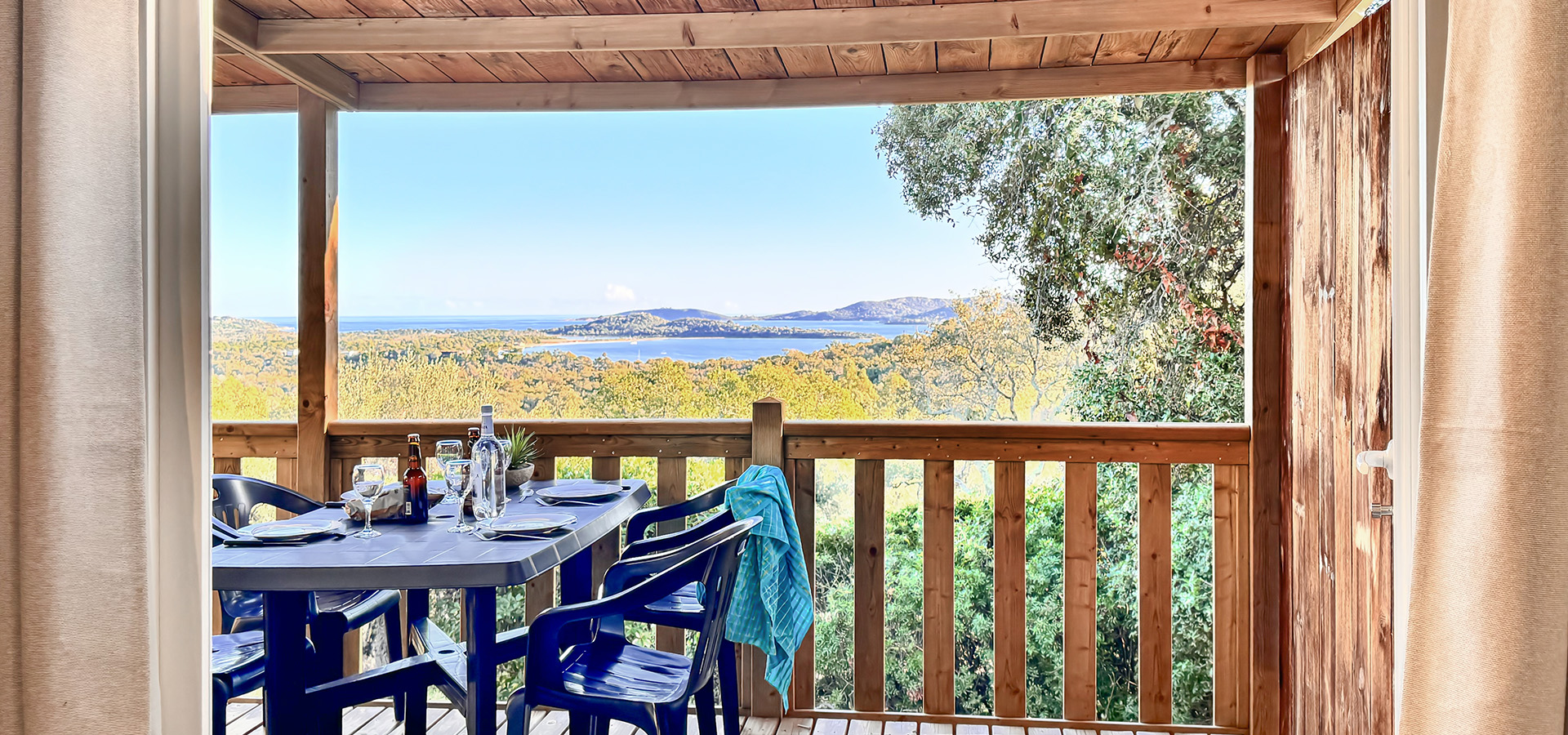 Camping la vetta MH SUP CH3 terrasse table vue mer 2